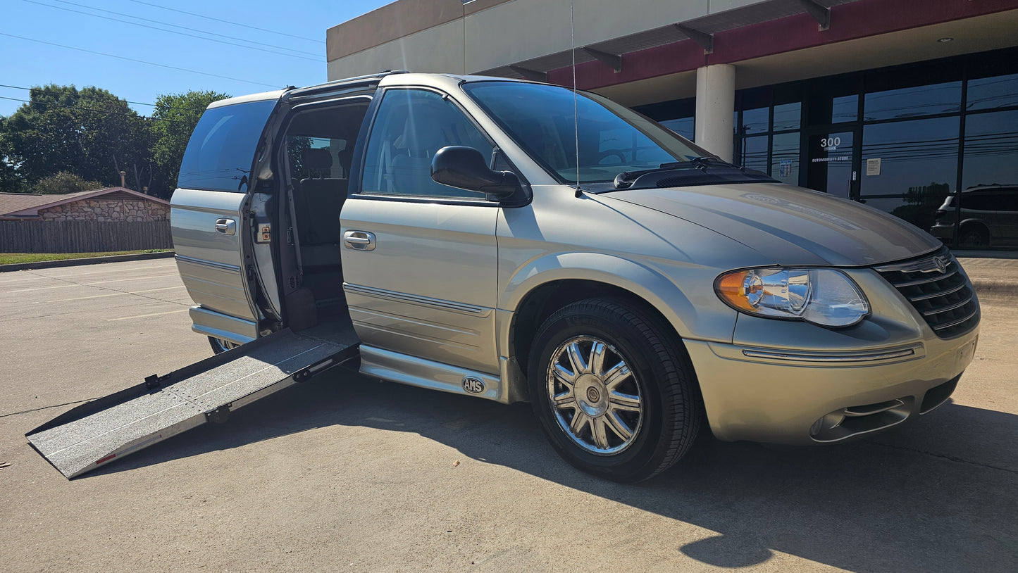 2005 Chrysler Town & Country Limited