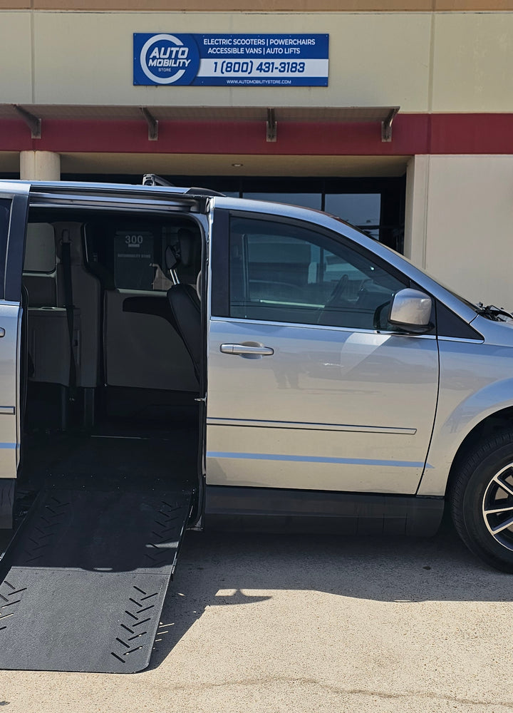 2017 Dodge Grand Caravan SXT - Photo 2