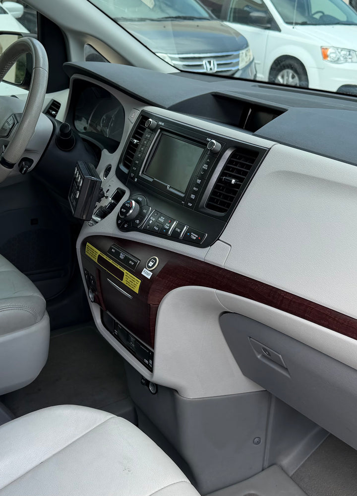 2011 Toyota Sienna XLE - Photo 11