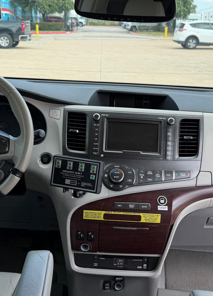 2011 Toyota Sienna XLE - Photo 12