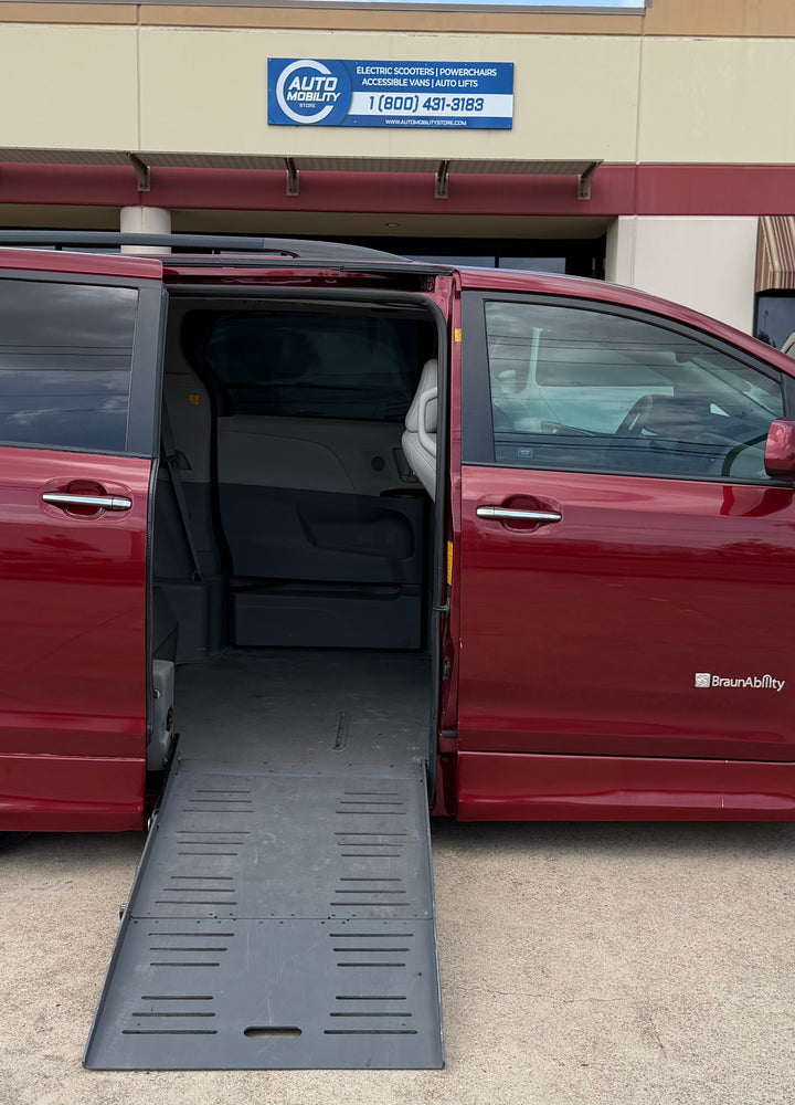 2011 Toyota Sienna XLE - Photo 13