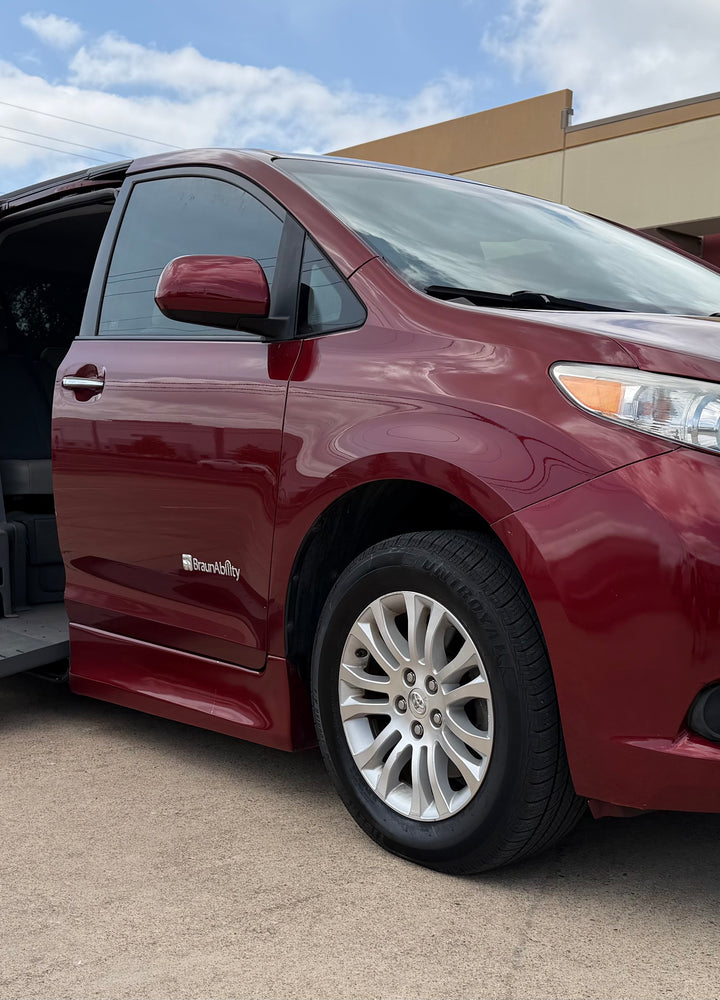 2011 Toyota Sienna XLE - Photo 14