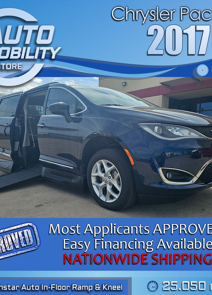 2017 Chrysler Pacifica Touring-L's photo