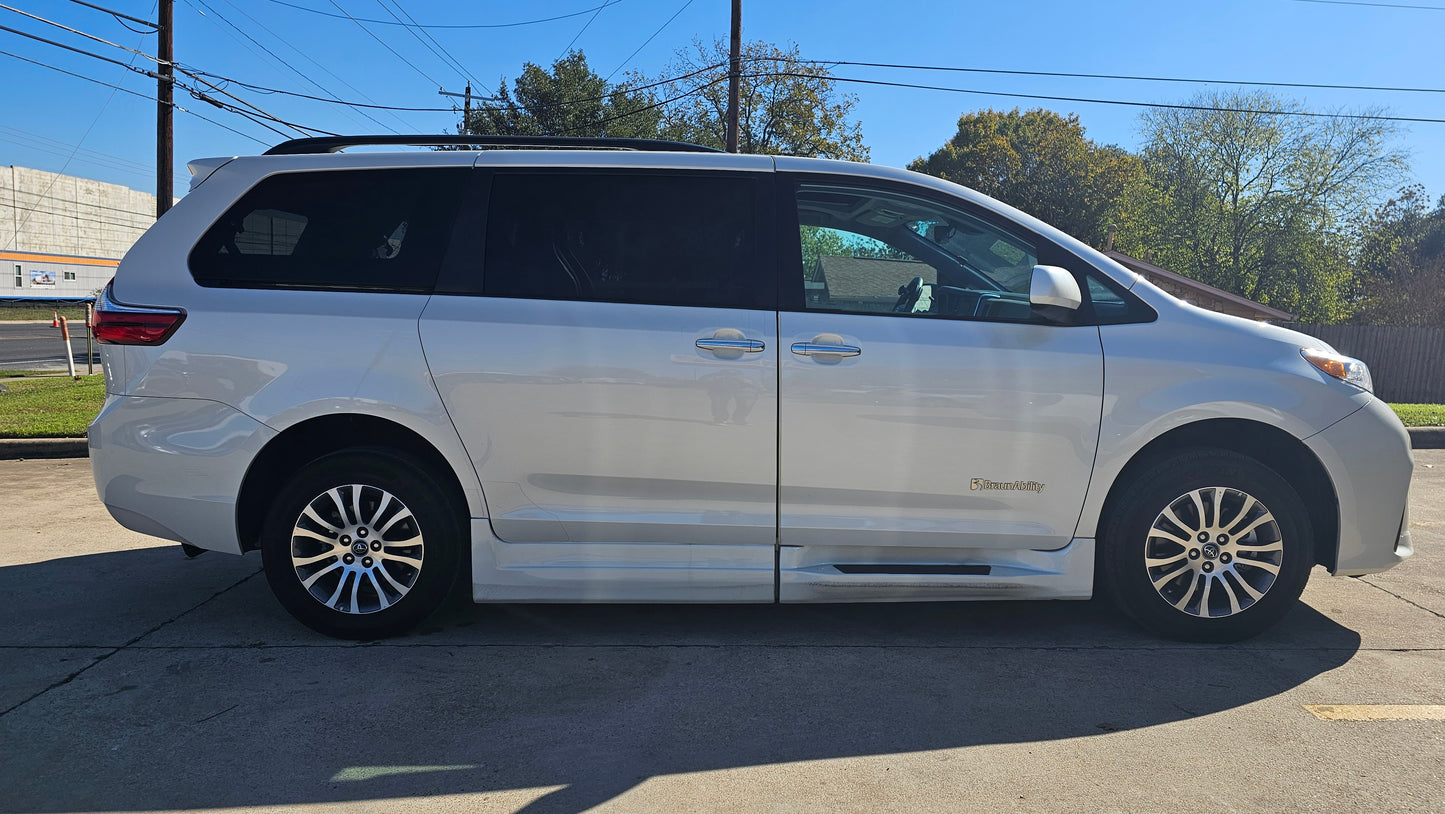2019 Toyota Sienna XLE