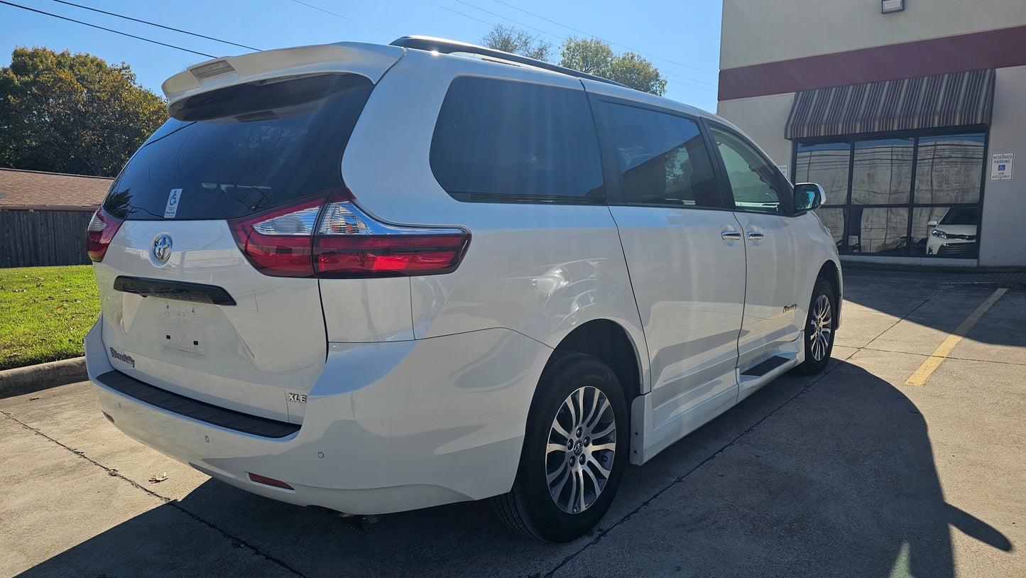 2019 Toyota Sienna XLE