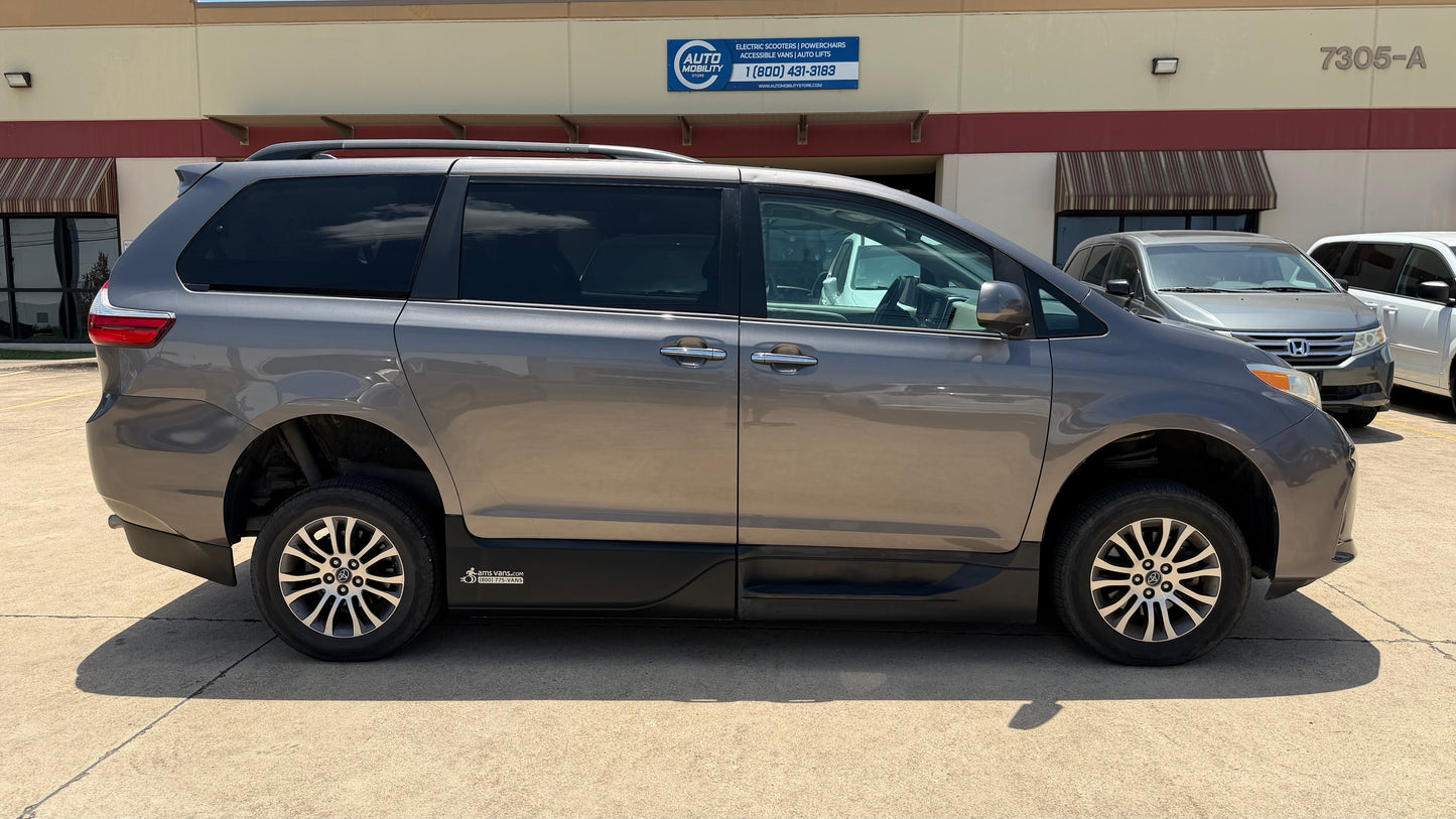 2019 Toyota Sienna XLE