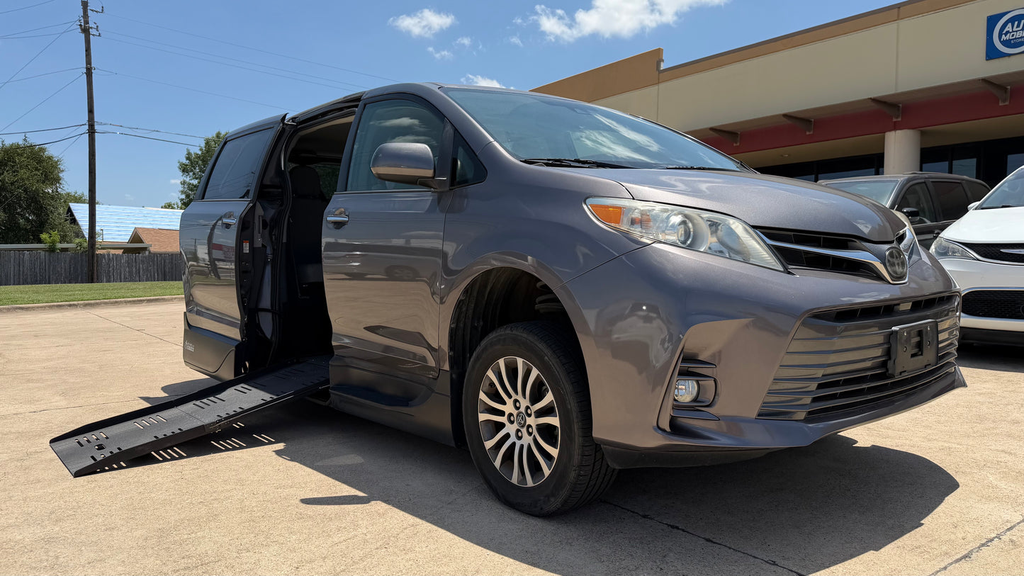 2019 Toyota Sienna XLE